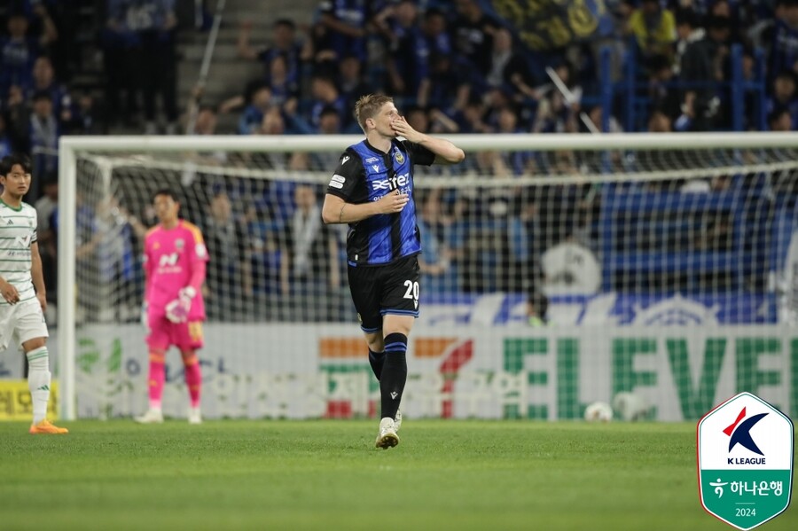 [현장 REVIEW] '후반 골 폭격' 인천, 10명 전북에 3-0 완승...5경기 만에 승리+5위로 껑충