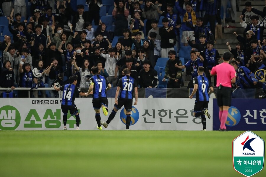 ▲ 1일 인천축구전용경기장에서 열린 하나은행 K리그1 2024 10라운드에서 인천 유나이티드가 전북 현대를 3-0으로 제압했다. 후반 23분에 터진 델브리지의 결승골을 잘 지킨 인천은 리그 5경기 만에 승리를 맛보면서 중위권으로 대폭 상승했다. 델브리지는 득점에 앞서 페널티킥을 허용하기도 했으나 VAR 덕분에 정정되면서 승리 주인공으로 우뚝 섰다. ⓒ 한국프로축구연맹