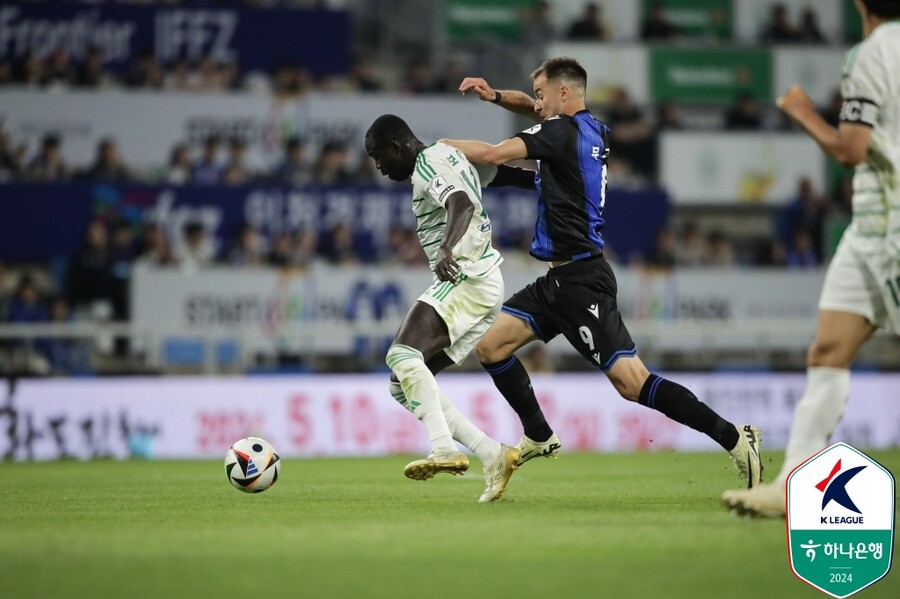 ▲ 1일 인천축구전용경기장에서 열린 하나은행 K리그1 2024 10라운드에서 인천 유나이티드가 전북 현대를 3-0으로 제압했다. 후반 23분에 터진 델브리지의 결승골을 잘 지킨 인천은 리그 5경기 만에 승리를 맛보면서 중위권으로 대폭 상승했다. 델브리지는 득점에 앞서 페널티킥을 허용하기도 했으나 VAR 덕분에 정정되면서 승리 주인공으로 우뚝 섰다. ⓒ 한국프로축구연맹