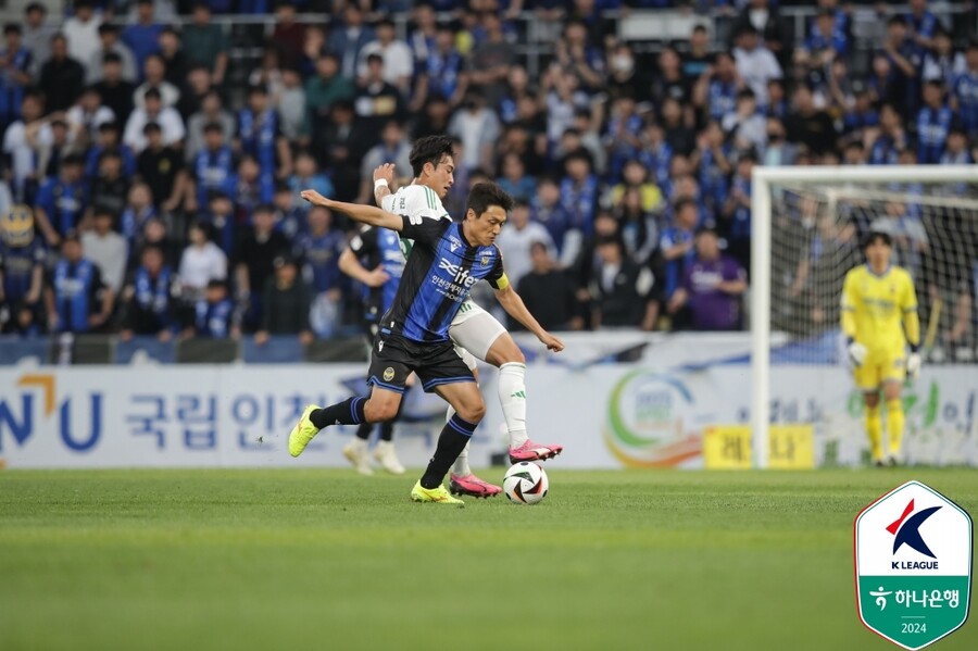 ▲ 1일 인천축구전용경기장에서 열린 하나은행 K리그1 2024 10라운드에서 인천 유나이티드가 전북 현대를 3-0으로 제압했다. 그러나 이날 경기에서 주장인 이명주가 쇄골 부상을 당해 장기 이탈을 걱정해 조성환 감독의 표정은 어두웠다. ⓒ 한국프로축구연맹