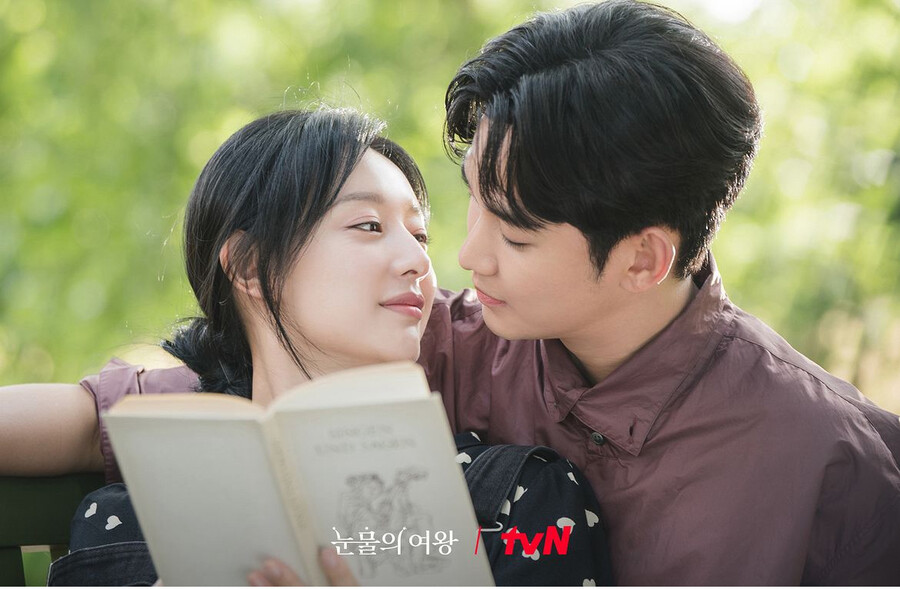 김수현♥김지원, 키스 1초 전…결혼기념일 사진방출 '꿀뚝뚝'