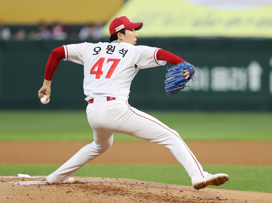 ▲ SSG는 선발 오원석이 4이닝 4피안타에 4사구 4개를 내주는 등 3실점하며 다소 고전했지만, 5회부터 조기 가동에 들어간 불펜이 힘을 내면서 귀중한 승리를 거둘 수 있었다. ⓒSSG랜더스