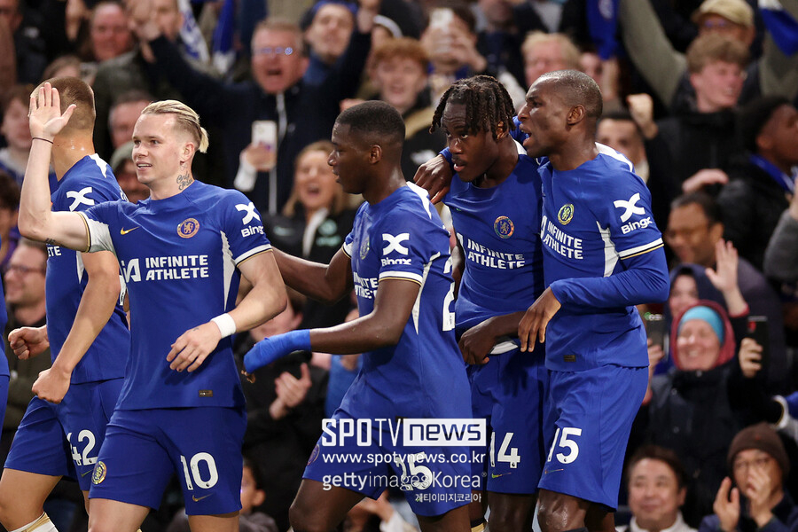 ▲ 손흥민이 선발 출전한 토트넘 홋스퍼는 3일(한국시간) 영국 런던 스탬포드 브릿지에서 열린 2023-24 잉글랜드 프리미어리그 26라운드 순연 경기에서 런던 라이벌 첼시에 0-2로 졌다. 승점 60점에 머물러 애스턴빌라와 승점 7점 차이를 좁히지 못하면서 4위 희망이 더욱 희미해졌다. 첼시는 2골을 모두 세트피스로 터뜨렸다.