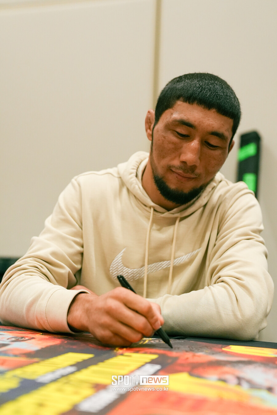 옥타곤에 원시인 등장?!…UFC 라이트급 흔들 신성 '오롤바이'가 온다