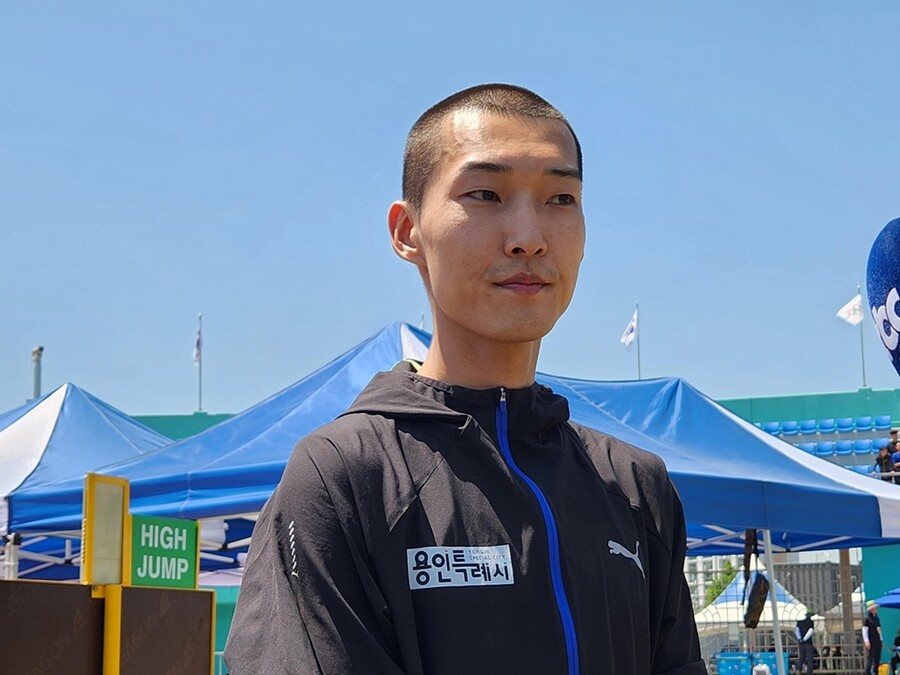 ▲ '스마일 점퍼' 우상혁이 3일 예천 스타디움에서 열린 제52회 KBS배 전국육상경기대회 남자 높이뛰기 대학·일반부 경기에서 우승을 차지했다. 파리 올림픽을 준비하며 삭발 머리로 확 달리진 외형을 보여준 우상혁이 2m25를 뛰었다. 개인 최고 기록에는 미치지 못하지만 올림픽까지 남은 기간 최선의 준비를 다짐했다.  ⓒ 연합뉴스