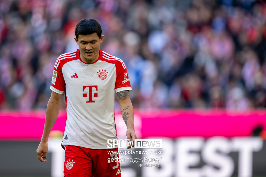 ▲ 바이에른 뮌헨 김민재(28, 바이에른 뮌헨)가 챔피언스리그 실점 빌미로 비판받고 있다. 전반기 기존 중앙 수비수 마티아스 더 리흐트와 다요 우파메카노가 번갈아 부상을 당하면서 '혹사'에 가까운 시간을 뛰었지만 후반기 에릭 다이어 합류로 벤치 멤버로 밀렸다. 레알 마드리드전 직전에 더 리흐트가 부상으로 100% 컨디션이 아니게 되자 김민재와 다이어 조합을 꺼냈다. 오랜만에 출전한 김민재는 특유의 공격적인 수비를 했지만 비니시우스와 호드리구 투톱에 흔들렸고 2실점 빌미를 제공했다. 투헬 감독도 레알 마드리드전이 끝나고 난 이후 공식 기자회견에서 "욕심이 과했다"라고 비판했다. 하지만 슈투트가르트와 분데스리가 32라운드를 앞둔 기자회견에선 현지 혹평에 "하프타임에도, 레알 마드리드전이 끝난 이후에도 김민재와 대화를 했다. 김민재는 매우 공격적인 수비를 선호하는 선수다. 최근에 많이 뛰지 못했다. 두 번의 실수에서 교훈을 얻었을 것이다. 좋은 모습을 보이려다가 나온 장면이다. 김민재에게 손가락질하고 희생양을 삼는 건 옳지 못하다"라고 감싸는 모습이었다