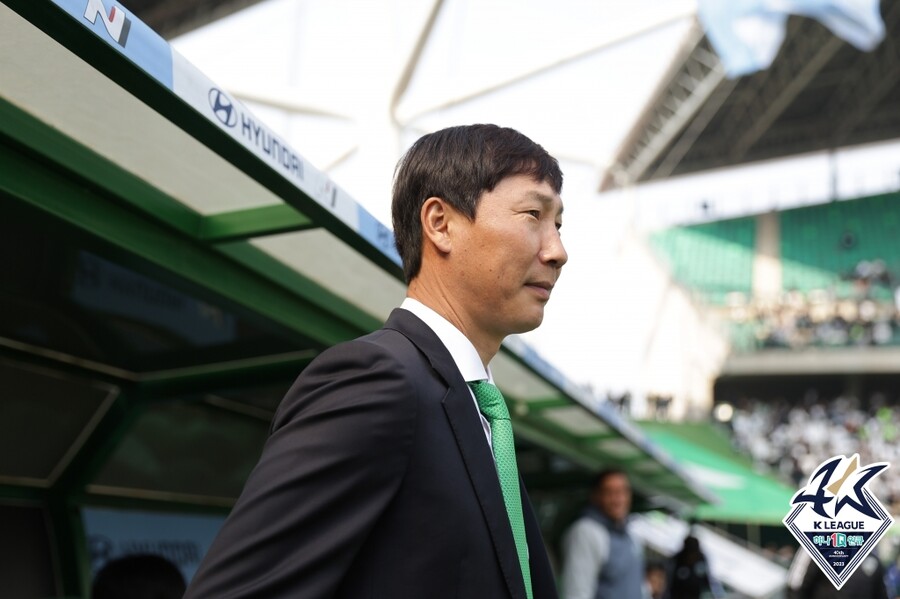 ▲ 베트남축구협회는 김상식 감독을 선임하며 A대표팀과 23세 이하 대표팀을 성공적으로 이끌고 베트남 축구의 목표를 달성할 수 있을 것으로 기대했다. 베트남과 한국 양국의 문화적 유사성과 좋은 관계를 바탕으로 김상식 감독이 베트남 팬들은 물론 언론의 지지를 받아 새로운 위치에서 자신감 있게 감독직을 맡아 베트남 축구 발전에 기여할 수 있기를 희망했다. ⓒ한국프로축구연맹