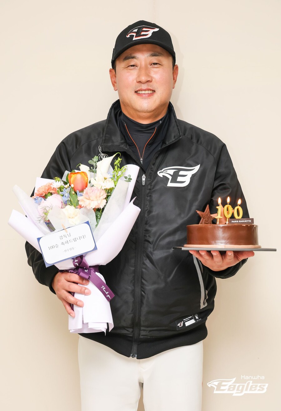 ▲ 최원호 한화 이글스 감독이 100승 기념 꽃다발과 케이크를 들고 기념촬영을 했다. ⓒ 한화 이글스