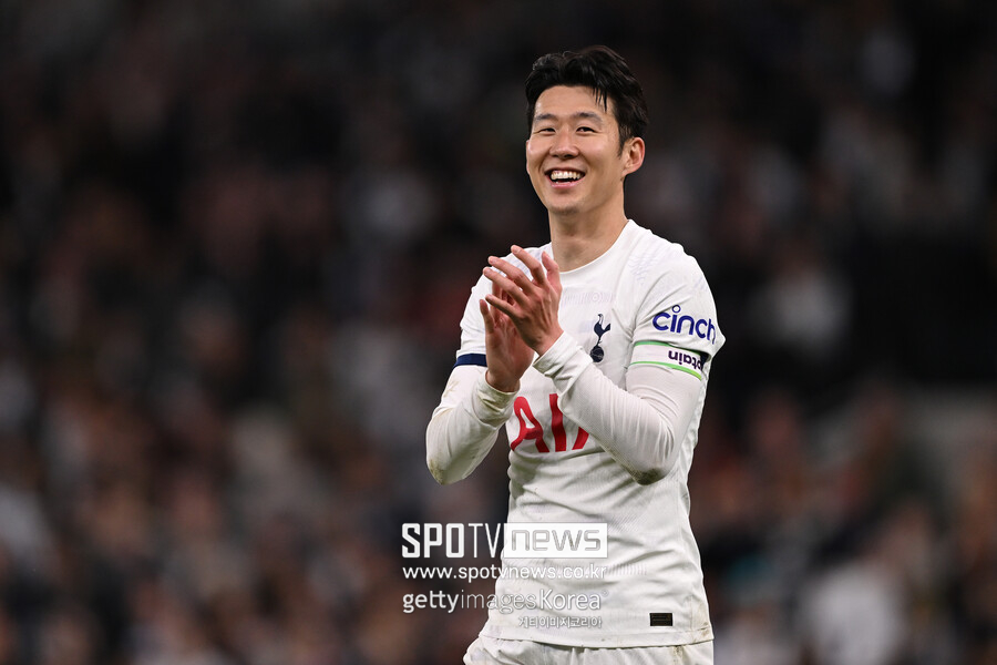 ▲ 손흥민(31)이 앞으로도 토트넘과 동행할 것으로 보인다. 시즌 종료 후 토트넘과 연장 계약을 체결할 가능성이 높다. 일단은 1년 연장 옵션 발동이지만 추후 장기 재계약으로 변경될 여지가 있다. 재계약 체결 시기는 2023-24시즌 종료 후 여름으로 보인다. 최초 보도는 영국 '풋볼인사이더' 독점이었다. 매체는 "토트넘이 일단 2023-24시즌이 끝나면 손흥민과 새로운 연장 계약에 합의할 거라고 자신했다. 손흥민은 계약은 2025년에 만료될 예정이지만, 토트넘은 한 시즌 더 연장할 수 있는 옵션을 가지고 있다"이라고 보도했다. 지난 2월, 스포츠 전문 매체 'ESPN'에 따르면 사우디아라비아 팀 알 이티하드가 이적료로 6000만 유로(약 871억 원)를 손흥민 영입에 쓸 계획이었는데, 토트넘은 재계약으로 사우디아라비아 팀 제안을 막으려고 한다