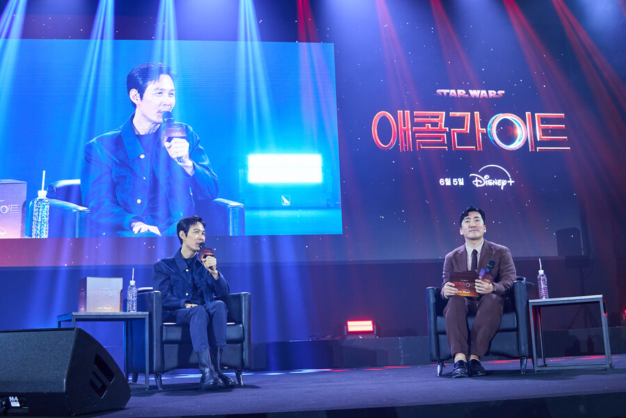 이정재, 해운대 백사장에 떴다…'스타워즈' 데이