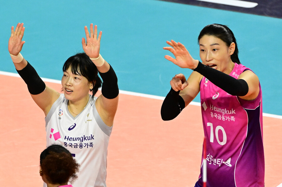 ▲ 지난 시즌 흥국생명 김해란(왼쪽)과 김연경이 함께 뛰었던 장면. ⓒKOVO