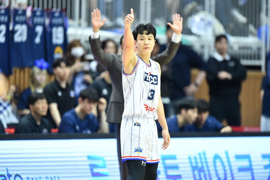 '슈퍼팀 증명했다' KCC, 13년 만에 프로농구 우승…KT와 챔프전 4승 1패