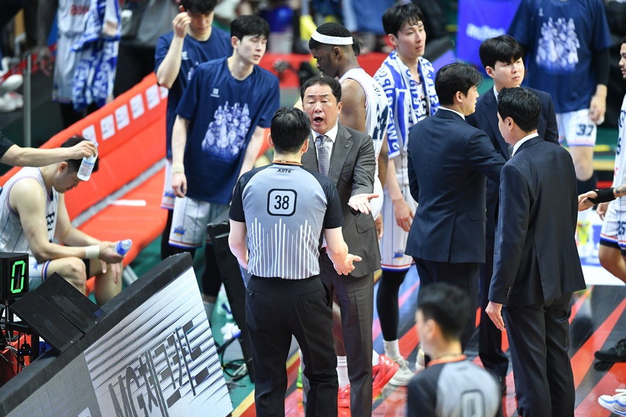 ▲ 심판에게 항의하고 있는 부산 KCC 전창진 감독 ⓒ KBL