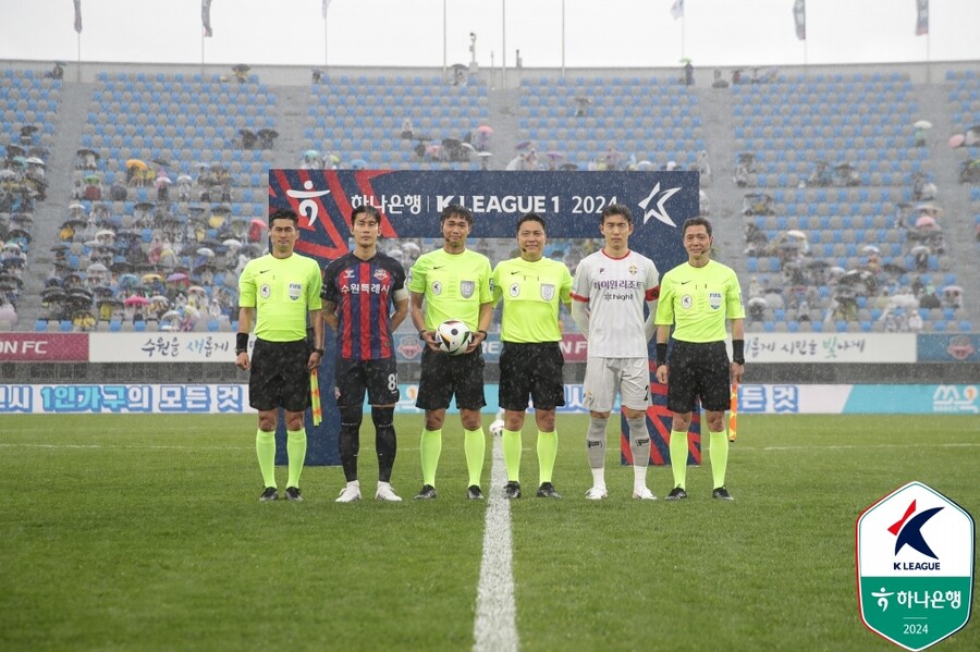▲ 수원과 강원의 경기를 관장한 이동준 주심(오른쪽에서 3번째) ⓒ한국프로축구연맹