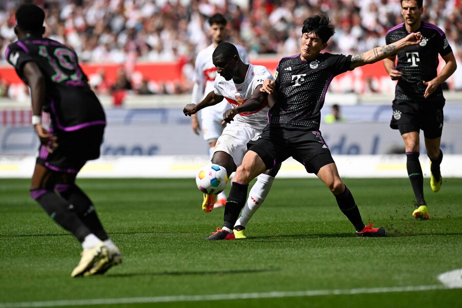 ▲ 바이에른 뮌헨 소식을 전하는 'FCB 인사이드'는 6일(한국시간) "김민재는 일부 경기들에서만 인상을 남겼다. 유럽축구연맹(UEFA) 챔피언스리그 레알 마드리드와 4강 1차전에서 두 차례 실수로 인해 그의 팀 내 평판이 더욱 악화됐다. 이제는 바이에른 뮌헨을 떠날 선수에 이름을 올리고 있다"라고 보도했다. 독일 매체 '빌트'도 "레알 마드리드와 경기를 통해 구단은 잠시 생각에 잠기게 됐다. 김민재는 이전에 매각 대상이 아니었다. 그러나 지금은 그가 떠날 수도 있다"라고 밝혔다. ⓒ연합뉴스/AFP