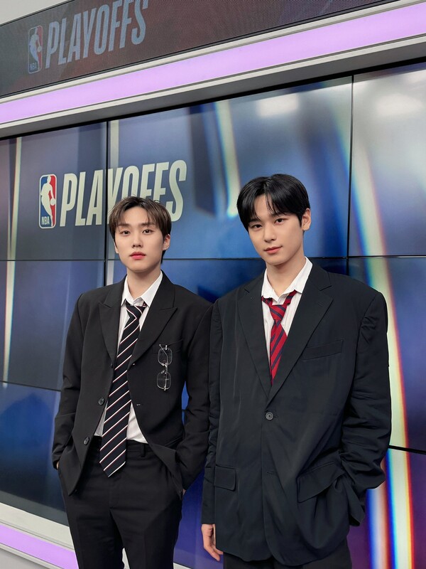 ▲  6일 NBA 플레이오프 2라운드 매치업의 스페셜 게스트로 중계석에 앉은 더보이즈 제이콥과 주연. 제공|IST엔터테인먼트