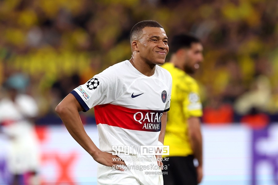 ▲ 파리 생제르맹은 독일 도르트문트 지그날 이두나 파크에서 열린 2023-24 UEFA 챔피언스리그 준결승 1차전 보루시아 도르트문트와 경기에서 니클라스 퓔크루크에게 결승골을 허용하는 바람에 0-1로 졌다. 이강인은 교체 명단에 이름을 올렸지만 출전하지 않았다. 1차전 패배로 벼랑 끝에 내몰린 파리 생제르맹은 2차전 홈경기에서 최소 1골차 이상으로 이겨야 한다. 킬리안 음바페에게 시선이 쏠린다. 파리 생제르맹의 주포인 음바페는 올 시즌이 끝나면 레알 마드리드로 이적할 가능성이 높아 이번 경기가 마지막 홈 챔피언스리그가 될 전망이다. 음바페의 득점을 도와야 할 이강인이 2차전에서는 히든카드로 활용된다면 또 하나의 합작품을 기대할 만하다.