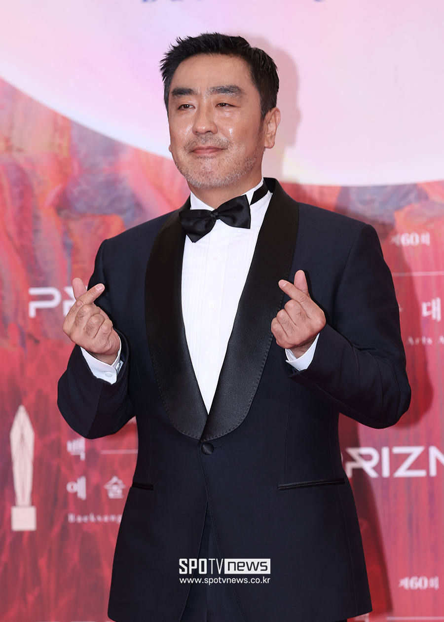 [포토S] 류승룡, 근엄한 하트