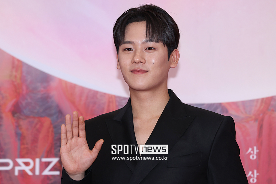 [포토S] 이정하, 수줍은 손인사