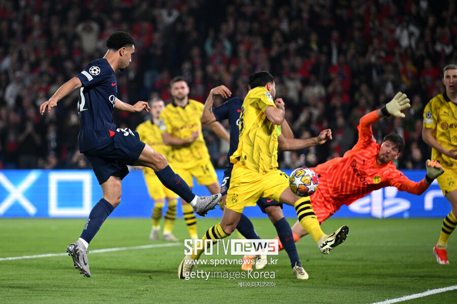 ▲ 파리생제르맹의 UEFA 챔피언스리그 결승 진출이 좌절됐다. 파리생제르맹은 8일(한국시간) 홈 구장 프랑스 파리 파르크 데 프랭스에서 열린 2023-24 시즌 유럽축구연맹(UEFA) 챔피언스리그 4강 2차전 보루시아 도르트문트와 경기에서 0-1로 무릎을 꿇으면서 1·2차전 합계 0-2로 4강에서 탈락했다.