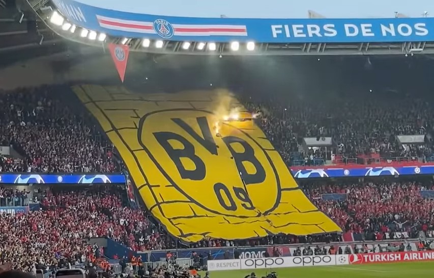 ▲ 도르트문트 엠블럼을 태우는 PSG 홈 팬들  ⓒ유튜브