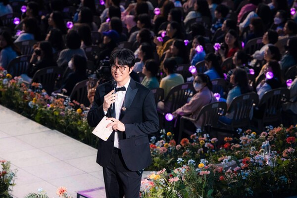 "우천도 이겨낸 명품 콘서트"…성시경, 전석매진 속 '축가' 성료