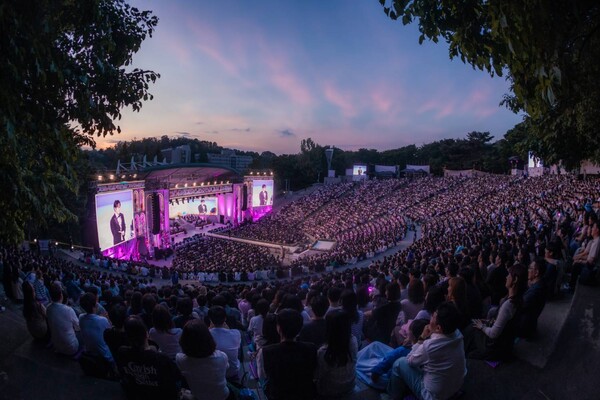 ▲ 성시경 '축가' 공연이 열린 서울 신촌동 연세대학교 노천극장 객석 전경. 제공|에스케이재원