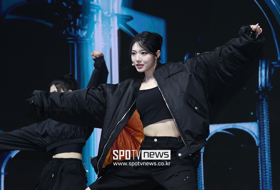 [포토S] 트리플에스 신위, '팔을 쭉'