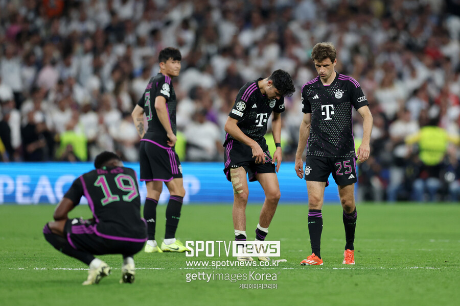 ▲ 바이에른 뮌헨은 9일(한국시간) 스페인 마드리드 산티아고 베르나베우에서 열린 2023-24 UEFA 챔피언스리그 4강 2차전에서 레알 마드리드에 1-2로 졌다. 홈에서 열렸던 챔피언스리그 4강 1차전에서 2-2로 비겼던 결과, 합산 3-4로 패배해 챔피언스리그 결승 진출에 실패했다. 교체로 들어간 김민재(28, 바이에른 뮌헨)에게 '별들의 전쟁' 결승전은 허락되지 않았다. 바이에른 뮌헨 2실점을 김민재와 엮어 비판한 해설위원이 있었다. 경기를 지켜본 영국 방송 'TNT스포츠' 해설위원 스티븐 맥마나만은 "불쌍한 김민재다. 교체로 피치 위에 투입됐고 이번엔 포메이션까지 바꿨다. 그리고 지금 바이에른 뮌헨은 2실점을 했다"라고 평가했다. 김민재는 후반 30분 투입돼 레알 마드리드 공격을 막았는데 베테랑 골키퍼 노이어가 치명적인 실책을 했다. 비니시우스가 날린 슈팅이 노이어 골키퍼 맞고 튀어나오자 호셀루가 달려들어 골망을 뒤흔들었다. 머리를 감싸 쥐며 동점골 허용에 탄식했다. 이후 코너킥에서 헤더로 레알 마드리드 골망을 노렸지만 골대를 강타했다. 레알 마드리드는 흐름을 놓치지 않았고, 후반 추가 시간 호셀루가 역전골을 터트리며 챔피언스리그 결승 진출에 성공했다