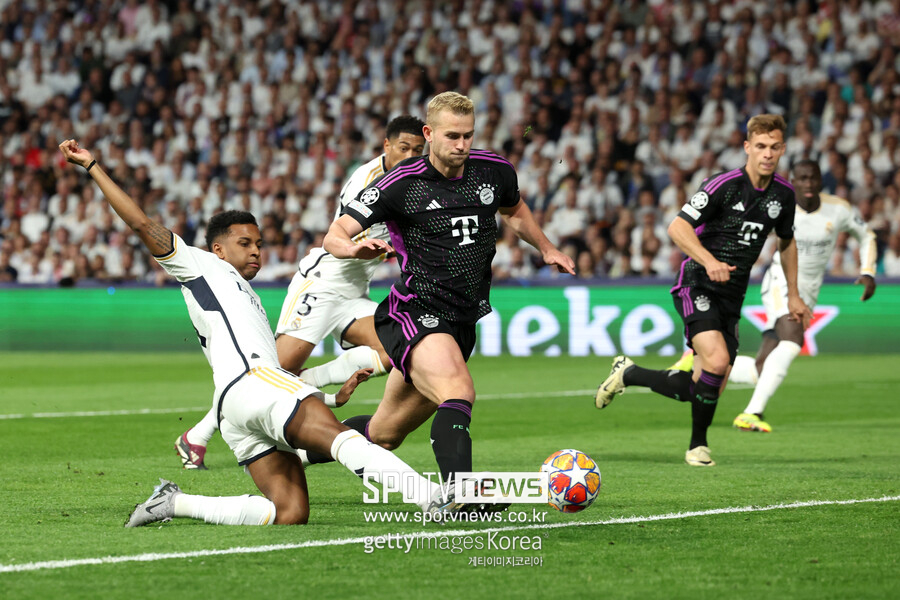 ▲  9일(한국시간) 스페인 마드리드 산티아고 베르나베우에서 열린 2023-24 UEFA 챔피언스리그 4강 2차전에서 바이에른 뮌헨에 2-1 역전승을 거두고 1·2차전 합계 4-3으로 이겼다. 1차전에서 바이에른 뮌헨과 2-2로 비겼던 레알 마드리드는 안방에서 챔피언스리그 결승 진출을 확정했다.