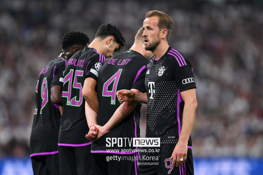 ▲ 바이에른 뮌헨은 9일(한국시간) 스페인 마드리드 산티아고 베르나베우에서 열린 2023-24 UEFA 챔피언스리그 4강 2차전에서 레알 마드리드에 1-2로 졌다. 홈에서 열렸던 챔피언스리그 4강 1차전에서 2-2로 비겼던 결과, 합산 3-4로 패배해 챔피언스리그 결승 진출에 실패했다. 케인은 지난해 여름 프리미어리그에서 분데스리가로 무대를 옮겼지만 경기력은 압도적이었다. 분데스리가 32라운드까지 32경기 36골로 경기당 1골이 넘는 세계 최고 득점력을 보였다. 분데스리가 데뷔 시즌에 골든부츠(득점왕) 수상이 유력하다. 하부리그 팀에 져 DFB 포칼 탈락, 레버쿠젠에 밀려 분데스리가 우승 실패, 남은 건 챔피언스리그였다. 하지만 챔피언스리그 결승 진출에 실패했고 바이에른 뮌헨에서도 우승에 실패했다