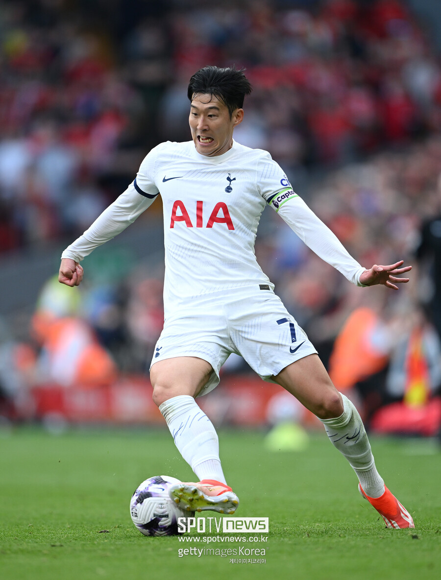 ▲ 국제축구연맹(FIFA) 산하 연구기관인 국제스포츠연구소(CIES)는 9일(한국시간) '수비 과정에서 시속 25㎞ 이상 빠른 속도로 질주한 거리'와 '신체 접촉 및 볼 터치 없이 상대에게 압박을 가한 횟수' 두 가지 기준으로 수비 가담률을 평가했다. 국제스포츠연구소(CIES)는 "엔지 포스테코글루 토트넘 감독이 수비 상황에서 공격수들에게 높은 수비 가담을 요구하기 때문"이라며 두 선수 수치가 전 세계 톱 수준으로 산출된 이유를 설명했다. 포스테코글루 감독 공격 전술에 30대에 접어들었지만 압도적인 활동량, 여기에 톱 클래스 결정력을 보였다. 올시즌 토트넘에서 프리미어리그 32경기에 출전해 17골을 기록했는데, 득점 1위 엘링 홀란드(25골)와 8골 차이다. 손흥민은 "포스테코글루 감독 첫 시즌이라는 걸 잊지 말아야 한다. 프리미어리그를 처음 경험하는 선수도 있다. 새로운 선수들이 왔고 새로운 축구를 하고 있다. 우리는 이 결과를 받아 들이고 더 나아져야 한다"라면서 "모두가 챔피언스리그 진출을 원한다. 남은 3경기에 모든 걸 바쳐야 한다. 때때로 축구에선 마법 같은 일이 일어난다. 우리는 우리를 믿고 계속해서 집중해야 한다. 무슨 일이 일어나는지 지켜보자"라고 다짐했다