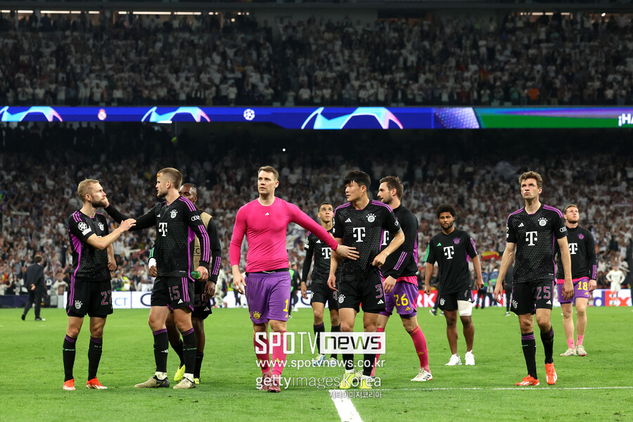▲ 김민재는 스페인 마드리드 산티아고 베르나베우에서 열린 2023-24시즌 유럽축구연맹(UEFA) 챔피언스리그 4강 2차전에서 후반전 '자물쇠' 역할로 투헬 감독 선택을 받았다. 알폰소 데이비스의 선제 득점으로 리드를 이어가던 후반 31분 르로이 사네를 빼고 김민재를 투입했다. 더 리흐트-다이어-김민재 스리백 조합으로 레알 마드리드 공격을 막고 1골 차이로 경기를 끝내려던 계산이었다. 과거 레알 마드리드에서 뛰었던 잉글랜드 국가대표 출신 스티븐 맥마나만은 영국 방송 'TNT스포츠'를 통해 "불쌍한 김민재다. 교체로 피치 위에 투입됐고 이번엔 포메이션까지 바꿨다. 그리고 지금 바이에른 뮌헨은 2실점을 했다"라고 말했다. 한 영국 매체는 특별한 실책이 없었는데 '호러쇼'라며 지적했다. 영국 '기브 미 스포츠'는 "김민재가 교체로 들어간 이후 바이에른 뮌헨은 2골을 내줬다. 챔피언스리그 4강 1차전에 이어 다시 한번 호러쇼를 보였다"라며 평점 2점으로 혹평했다