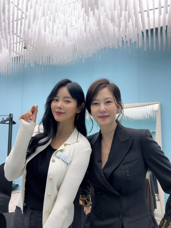 ▲ '2024 남진 디너쇼 위드 조정민'에 게스트로 참여한 배우 김남주(오른쪽)와 함께 포즈를 취한 조정민. 제공|루체엔터테인먼트