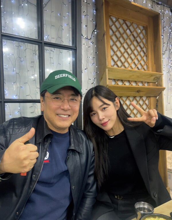 ▲ 2024 남진 디너쇼에 게스트로 출연해 남진과 함께 '빈잔'을 부른 김승우(왼쪽)가 조정민과 포즈를 취했다. 제공|루체엔터테인먼트