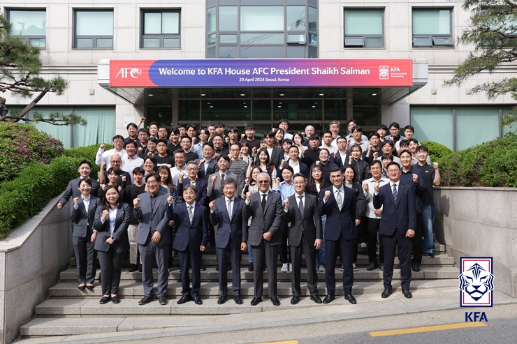 ▲ 아시아 축구연맹 셰이크 살만 빈 에브라힘 알 칼리파 회장 방한 당시 사진에서 볼 수 있었던 정몽규 회장. ⓒ대한축구협회