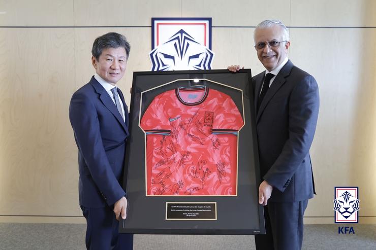 ▲ 아시아 축구연맹 셰이크 살만 빈 에브라힘 알 칼리파 회장 방한 당시 사진에서 볼 수 있었던 정몽규 회장. ⓒ대한축구협회