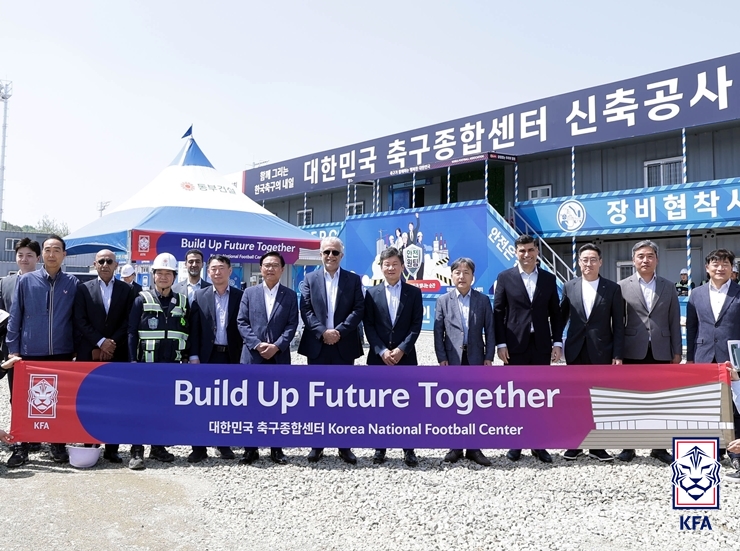 ▲ 충남 천안에 조성 중인 대한민국 축구종합센터 건립 현장을 찾은 셰이크 살만 빈 에브라힘 알 칼리파 아시아 축구연맹 회장과 정몽규 대한축구협회 회장 등 주요 관계자. ⓒ대한축구협회