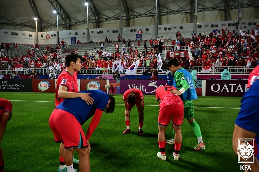 ▲ 황선홍 감독이 이끄는 한국 대표팀은 26일 오전 2시 30분(한국시간) 카타르 도하에 위치한 압둘라 빈 칼리파 스타디움에서 열린 2024 아시아축구연맹(AFC) 23세 이하(U-23) 아시안컵 8강에서 인도네시아와 2-2 연장 혈투 끝에 승부차기로 졌다. 9회 연속 올림픽 본선에 진출한 한국은 이번 대회를 통해 10회 연속 진출 대기록을 조준했지만 '언더독' 인도네시아에 덜미를 잡혀 올림픽 본선 진출에 실패했다. 무려 40년 만에 본선 진출 실패다 ⓒ대한축구협회
