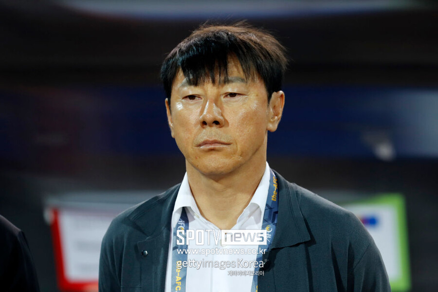 ▲ 신태용 감독이 이끈 인도네시아 23세 이하(U-23) 축구대표팀이 9일 프랑스 클레르퐁텐 앙 이블린에서 열린 2024 파리 올림픽 아시아-아프리카 플레이오프에서 기니에 0-1로 패했다. 올림픽 본선 진출 16개국 중 15개팀이 정해진 가운데 마지막 한 장의 주인공을 가리는 단판 승부였다. 인도네시아는 전반과 후반 한 차례씩 페널티킥을 내주는 고전 속에 올림픽 출전이 좌절됐다. 신태용 감독은 두 번째 페널티킥을 내줬을 때 판정에 항의하다가 퇴장을 당하기도 했다.