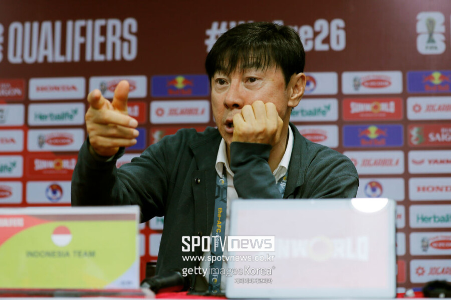 ▲ 신태용 감독이 이끈 인도네시아 23세 이하(U-23) 축구대표팀이 9일 프랑스 클레르퐁텐 앙 이블린에서 열린 2024 파리 올림픽 아시아-아프리카 플레이오프에서 기니에 0-1로 패했다. 올림픽 본선 진출 16개국 중 15개팀이 정해진 가운데 마지막 한 장의 주인공을 가리는 단판 승부였다. 인도네시아는 전반과 후반 한 차례씩 페널티킥을 내주는 고전 속에 올림픽 출전이 좌절됐다. 신태용 감독은 두 번째 페널티킥을 내줬을 때 판정에 항의하다가 퇴장을 당하기도 했다.
