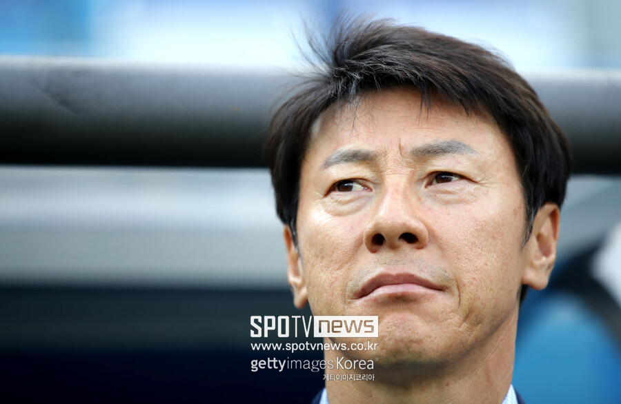 ▲ 신태용 감독이 이끄는 인도네시아 23세 이하(U-23) 축구대표팀은 9일(한국시간) 프랑스 클레르퐁텐 앙 이블린의 스타드 피에르 피바로 경기장에서 열린 2024 파리 올림픽 남자축구 아시아-아프리카 플레이오프에서 기니에 0-1로 패했다. 신태용 감독은 이날 경기에서 퇴장을 당했다. 이로써 68년 만의 올림픽 진출을 꿈꿨던 인도네시아와 신태용 감독의 꿈은 좌절됐다. 하지만 아시아 내에서 전력상 약체로 평가받던 인도네시아는 좋은 성적을 거두며 더 나은 미래를 꿈꾸게 됐다.
