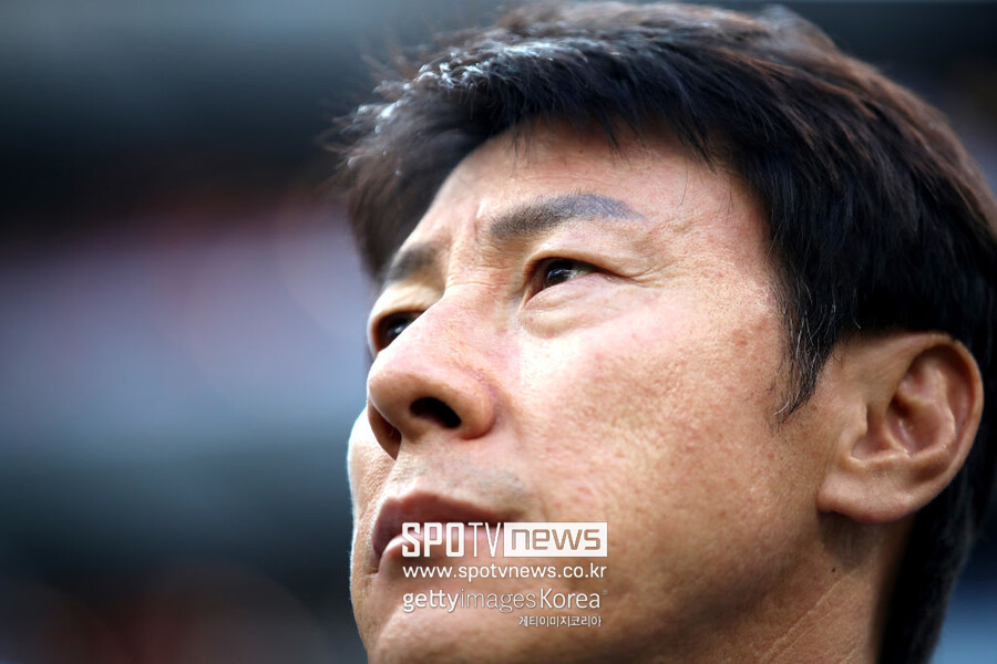 ▲ 신태용 감독이 이끄는 인도네시아 23세 이하(U-23) 축구대표팀은 9일(한국시간) 프랑스 클레르퐁텐 앙 이블린의 스타드 피에르 피바로 경기장에서 열린 2024 파리 올림픽 남자축구 아시아-아프리카 플레이오프에서 기니에 0-1로 패했다. 신태용 감독은 이날 경기에서 퇴장을 당했다. 이로써 68년 만의 올림픽 진출을 꿈꿨던 인도네시아와 신태용 감독의 꿈은 좌절됐다. 하지만 아시아 내에서 전력상 약체로 평가받던 인도네시아는 좋은 성적을 거두며 더 나은 미래를 꿈꾸게 됐다.