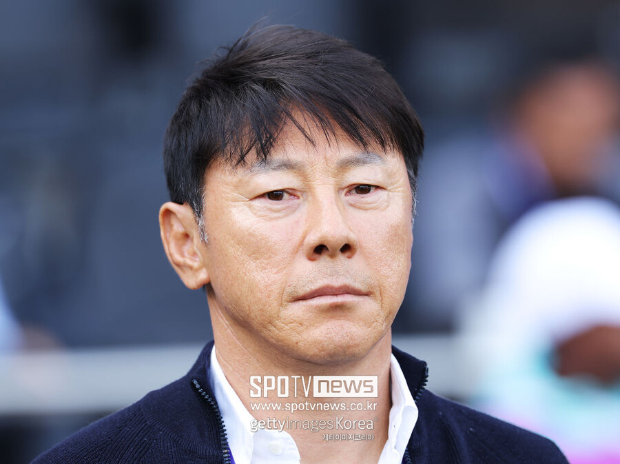 ▲ 신태용 감독이 이끄는 인도네시아 23세 이하(U-23) 축구대표팀은 9일(한국시간) 프랑스 클레르퐁텐 앙 이블린의 스타드 피에르 피바로 경기장에서 열린 2024 파리 올림픽 남자축구 아시아-아프리카 플레이오프에서 기니에 0-1로 패했다. 신태용 감독은 이날 경기에서 퇴장을 당했다. 이로써 68년 만의 올림픽 진출을 꿈꿨던 인도네시아와 신태용 감독의 꿈은 좌절됐다. 하지만 아시아 내에서 전력상 약체로 평가받던 인도네시아는 좋은 성적을 거두며 더 나은 미래를 꿈꾸게 됐다.