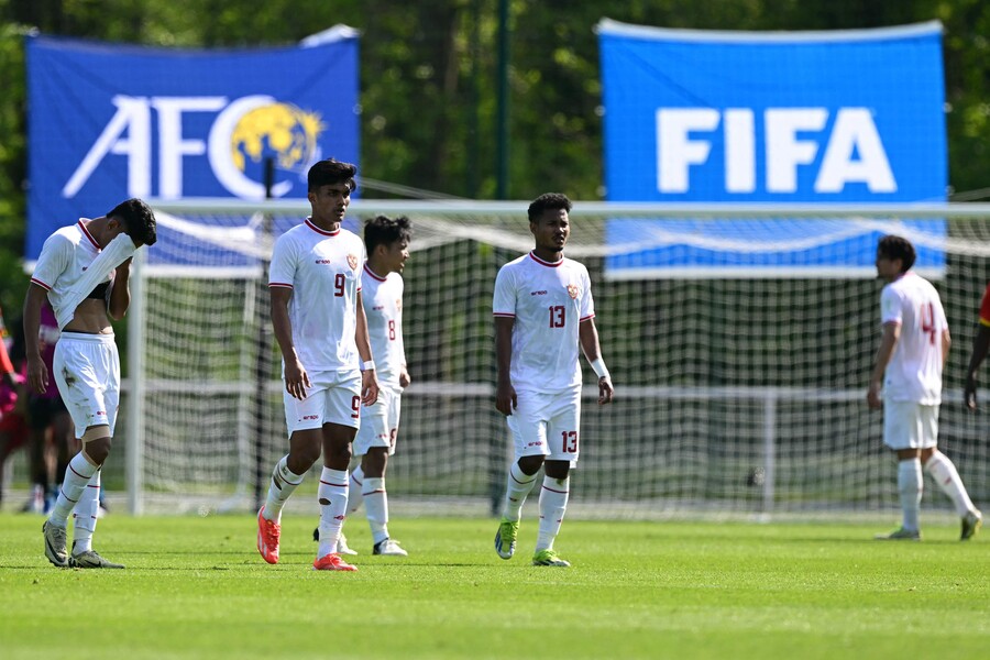 ▲ 신태용 감독이 이끄는 인도네시아 23세 이하(U-23) 축구대표팀은 9일(한국시간) 프랑스 클레르퐁텐 앙 이블린의 스타드 피에르 피바로 경기장에서 열린 2024 파리 올림픽 남자축구 아시아-아프리카 플레이오프에서 기니에 0-1로 패했다. 신태용 감독은 이날 경기에서 퇴장을 당했다. 이로써 68년 만의 올림픽 진출을 꿈꿨던 인도네시아와 신태용 감독의 꿈은 좌절됐다. 하지만 아시아 내에서 전력상 약체로 평가받던 인도네시아는 좋은 성적을 거두며 더 나은 미래를 꿈꾸게 됐다.  ⓒ연합뉴스