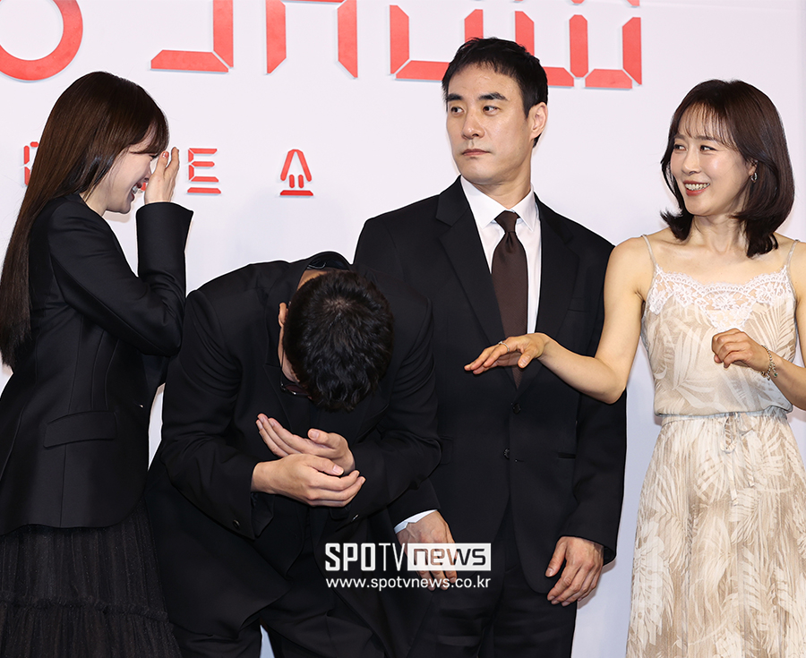 [스토리S] '포토타임도 눈치보기' 홀로 못 웃은 배성우, 음주운전 후 첫 공식석상 '부담 백배'