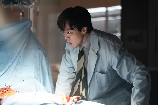 ▲ 디즈니+ '지배종'에서 생명공학기업 BF의 연구소장이자 기술 총책임자 온산 역을 맡아 지적이면서도 부드러운 카리스마를 지닌 캐릭터를 표현한 이무생. 제공|월트디즈니컴퍼니코리아
