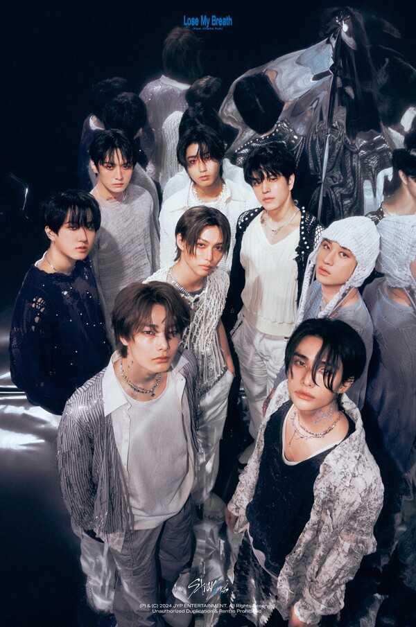 ▲ 팝스타 찰리 푸스가 작사와 보컬 피처링으로 참여한 스트레이 키즈 새 싱글 '루즈 마이 브레스' 커버 사진. 제공|JYP엔터테인먼트