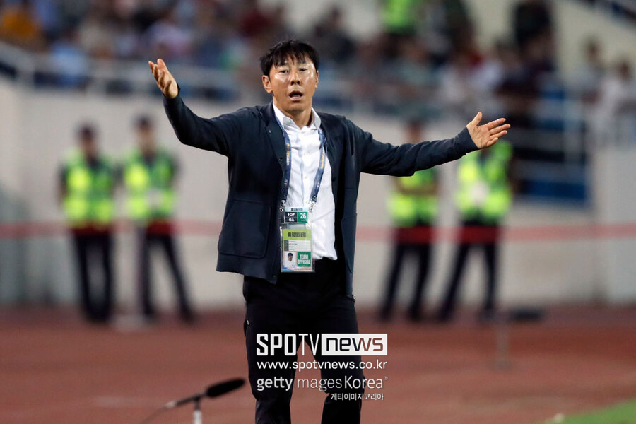 ▲ 신태용 감독이 이끄는 인도네시아 23세 이하(U-23) 축구대표팀은 9일(한국시간) 프랑스 클레르퐁텐 앙 이블린의 스타드 피에르 피바로 경기장에서 열린 2024 파리 올림픽 남자축구 아시아-아프리카 플레이오프에서 기니에 0-1로 패했다. 신태용 감독은 이날 경기에서 퇴장을 당했다. 이로써 68년 만의 올림픽 진출을 꿈꿨던 인도네시아와 신태용 감독의 꿈은 좌절됐다. 하지만 아시아 내에서 전력상 약체로 평가받던 인도네시아는 좋은 성적을 거두며 더 나은 미래를 꿈꾸게 됐다.