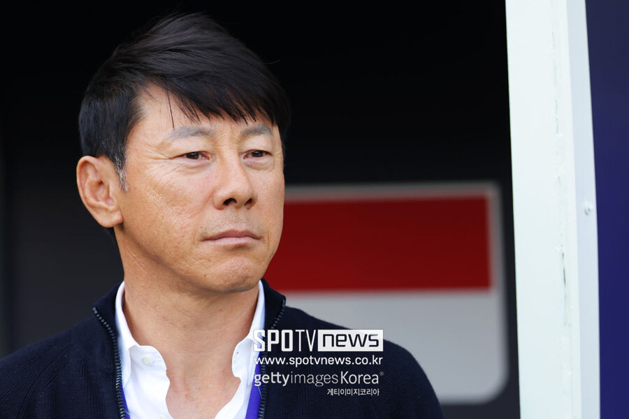▲ 신태용 감독이 이끄는 인도네시아 23세 이하(U-23) 축구대표팀은 9일(한국시간) 프랑스 클레르퐁텐 앙 이블린의 스타드 피에르 피바로 경기장에서 열린 2024 파리 올림픽 남자축구 아시아-아프리카 플레이오프에서 기니에 0-1로 패했다. 신태용 감독은 이날 경기에서 퇴장을 당했다. 이로써 68년 만의 올림픽 진출을 꿈꿨던 인도네시아와 신태용 감독의 꿈은 좌절됐다. 하지만 아시아 내에서 전력상 약체로 평가받던 인도네시아는 좋은 성적을 거두며 더 나은 미래를 꿈꾸게 됐다.